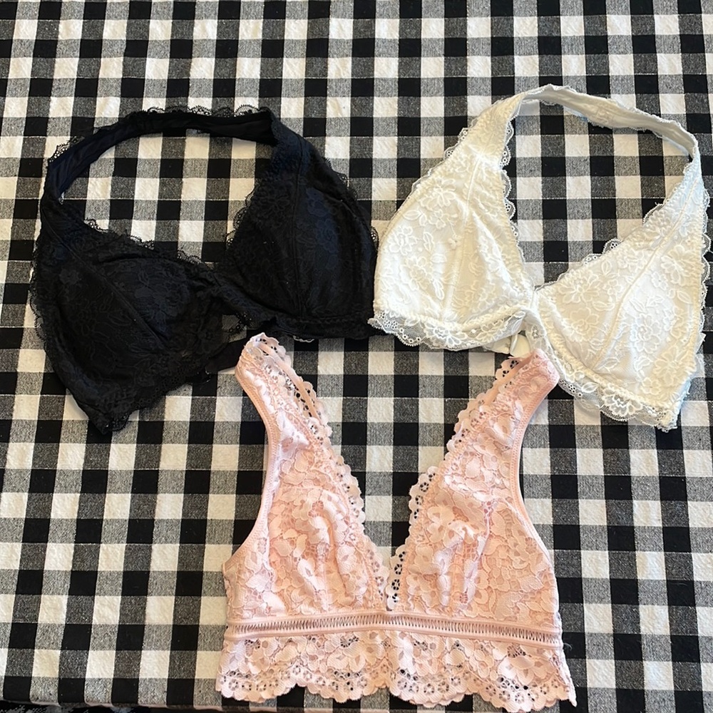 🚨BUNDLE🚨 3 adorable Gilly Hicks bralettes!